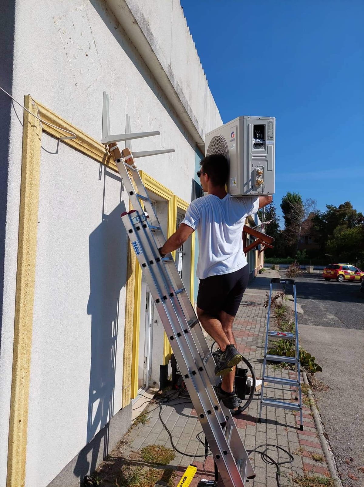 Gree kültéri egység pozicionálása konzolra – Klímaépítő.hu