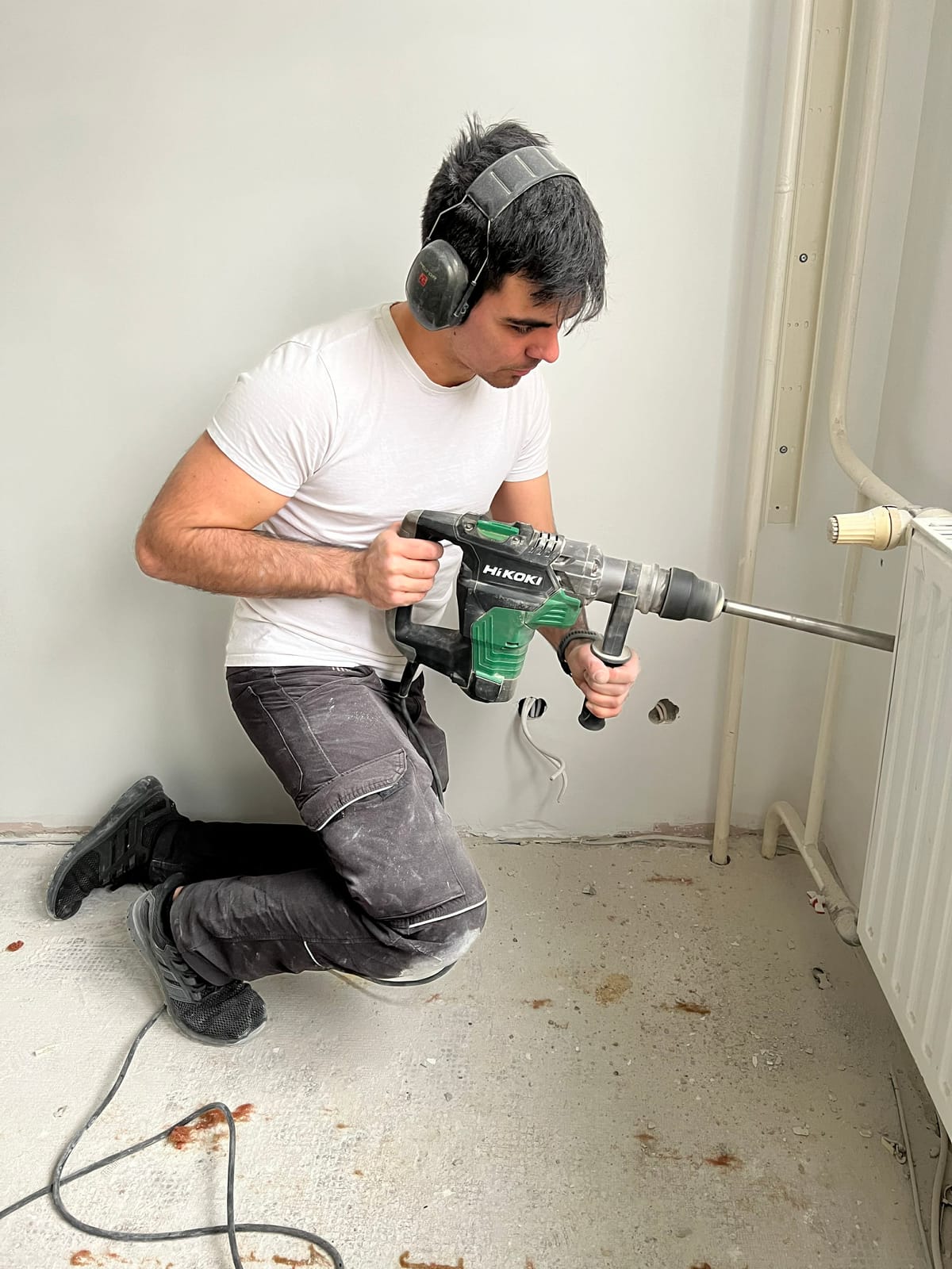 Falvésés HiKoki kalapáccsal klíma csővezetékhez – Klímaépítő.hu