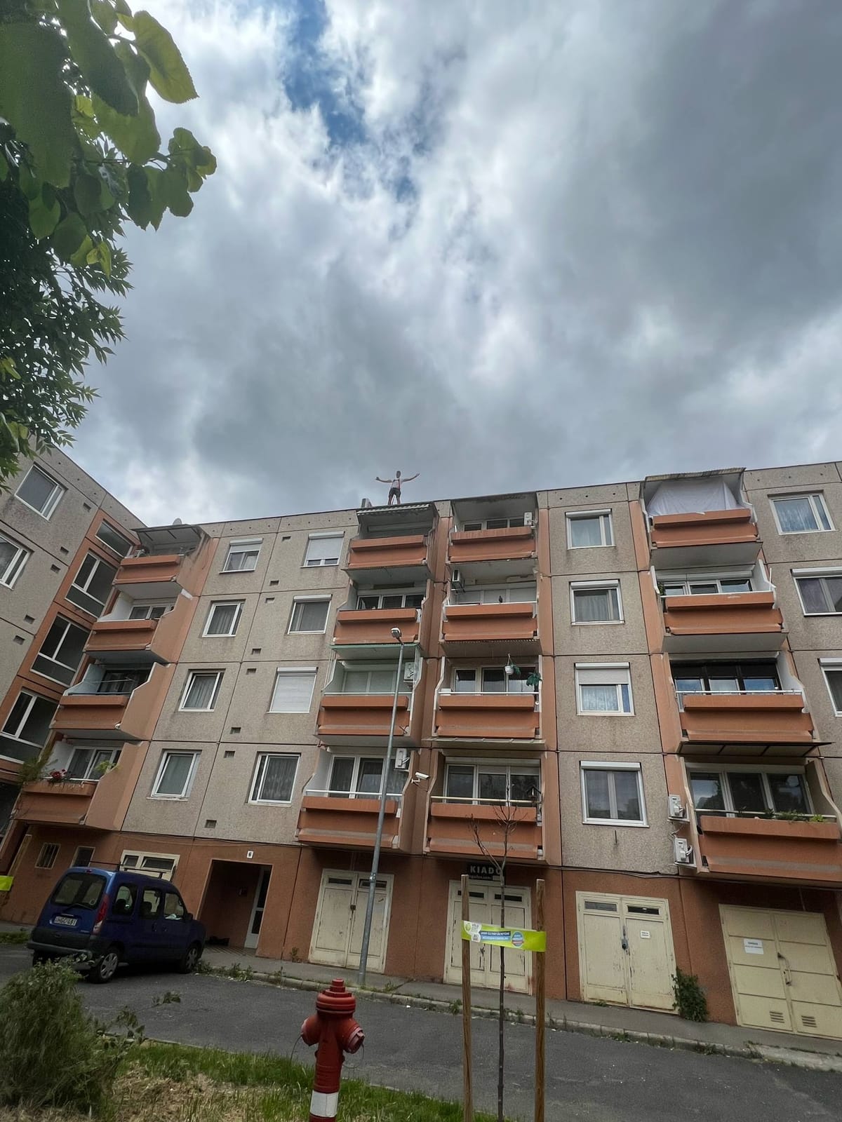 Klímaépítő.hu szerelő panelház tetőn klímaszerelés után