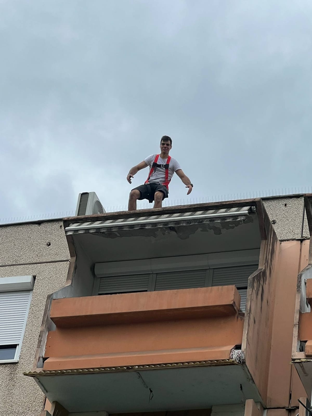 Klímaépítő.hu szerelő tetőn biztonsági hevederrel – Budapest