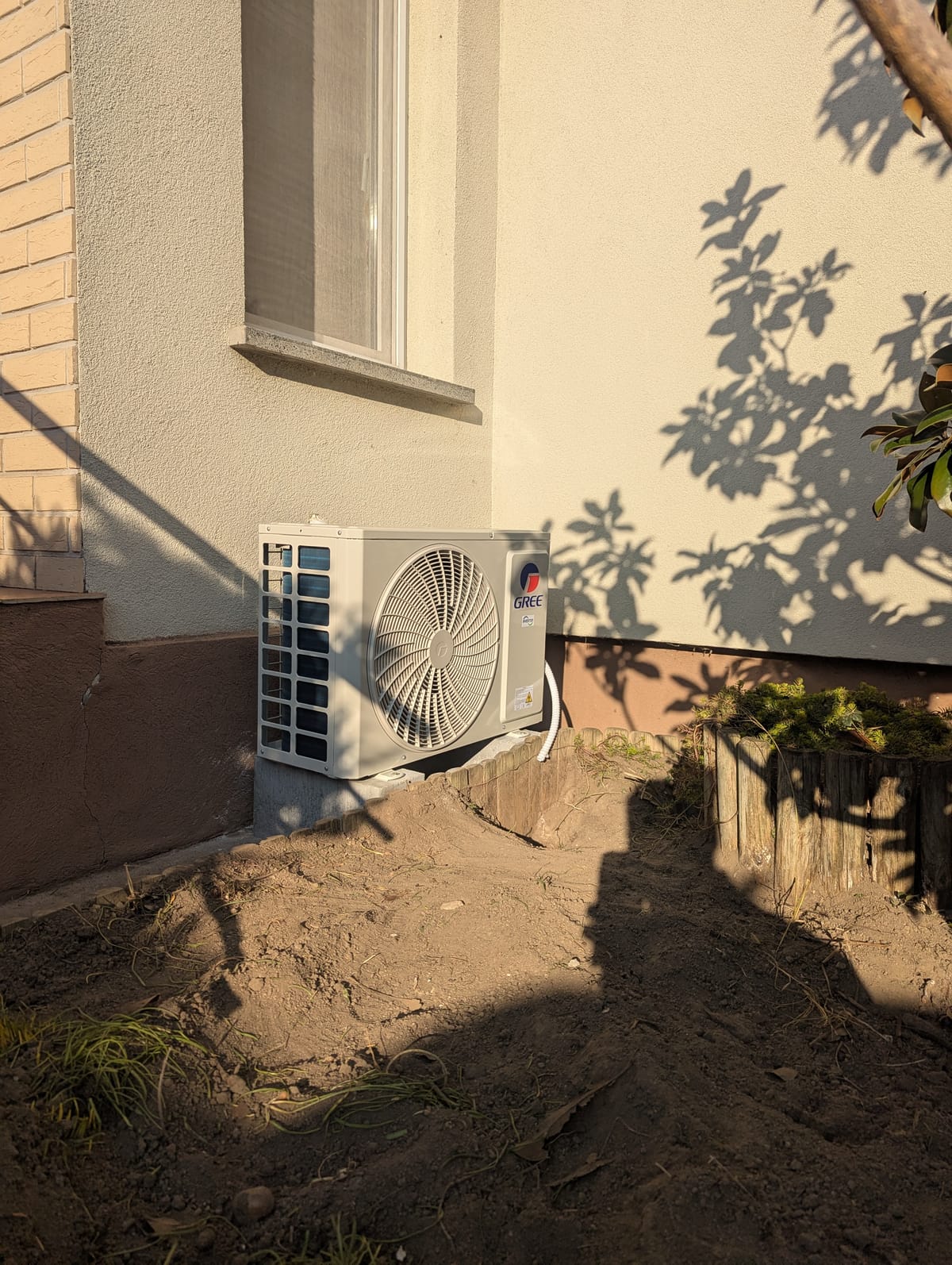 Telepített kültéri klíma egység ház falán – Klímaépítő.hu referencia Budapest