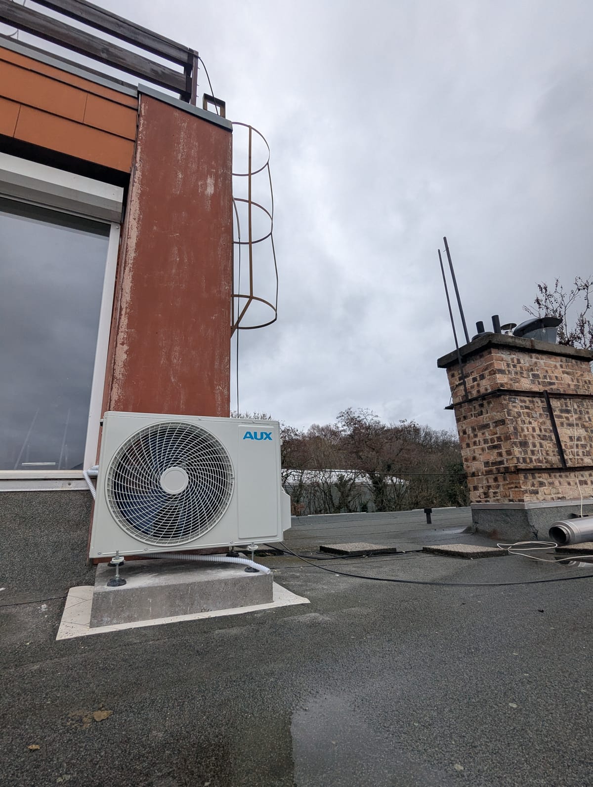 AUX kültéri klíma tetőn – Klímaépítő.hu telepítési referencia Budapest