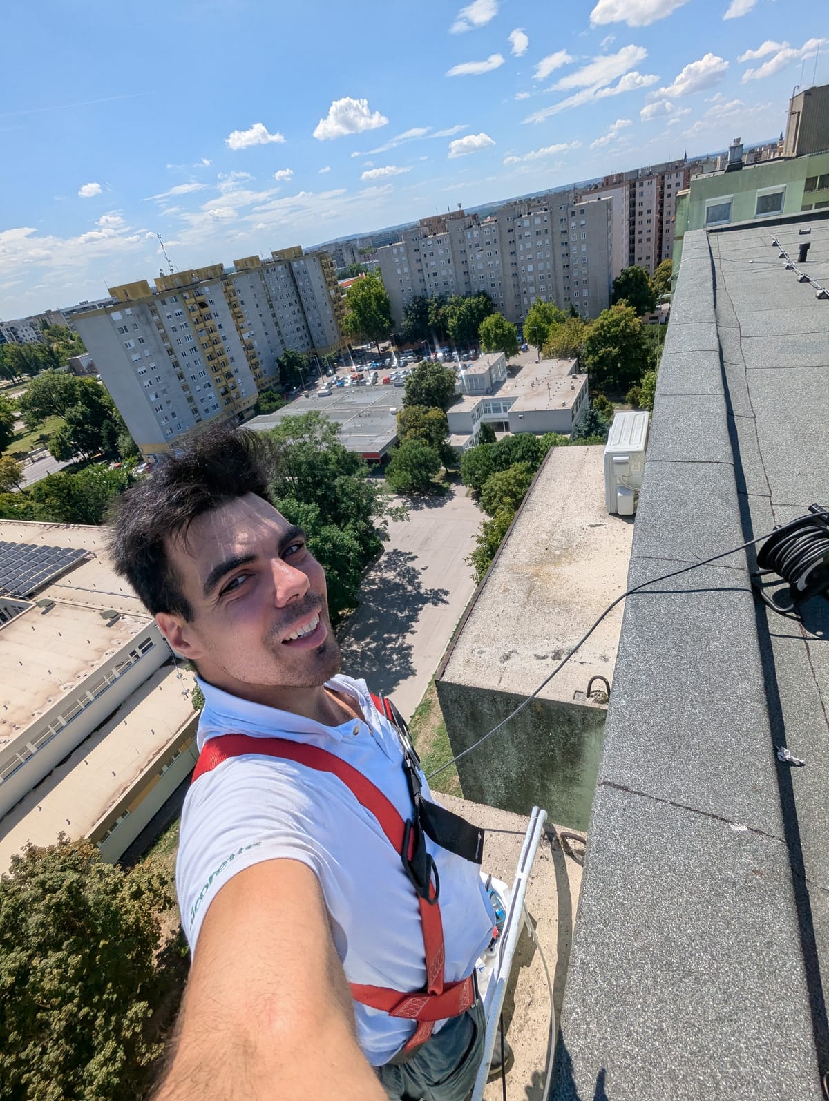 Juhász Balázs selfie tetőről Budapest panorámával – Klímaépítő.hu